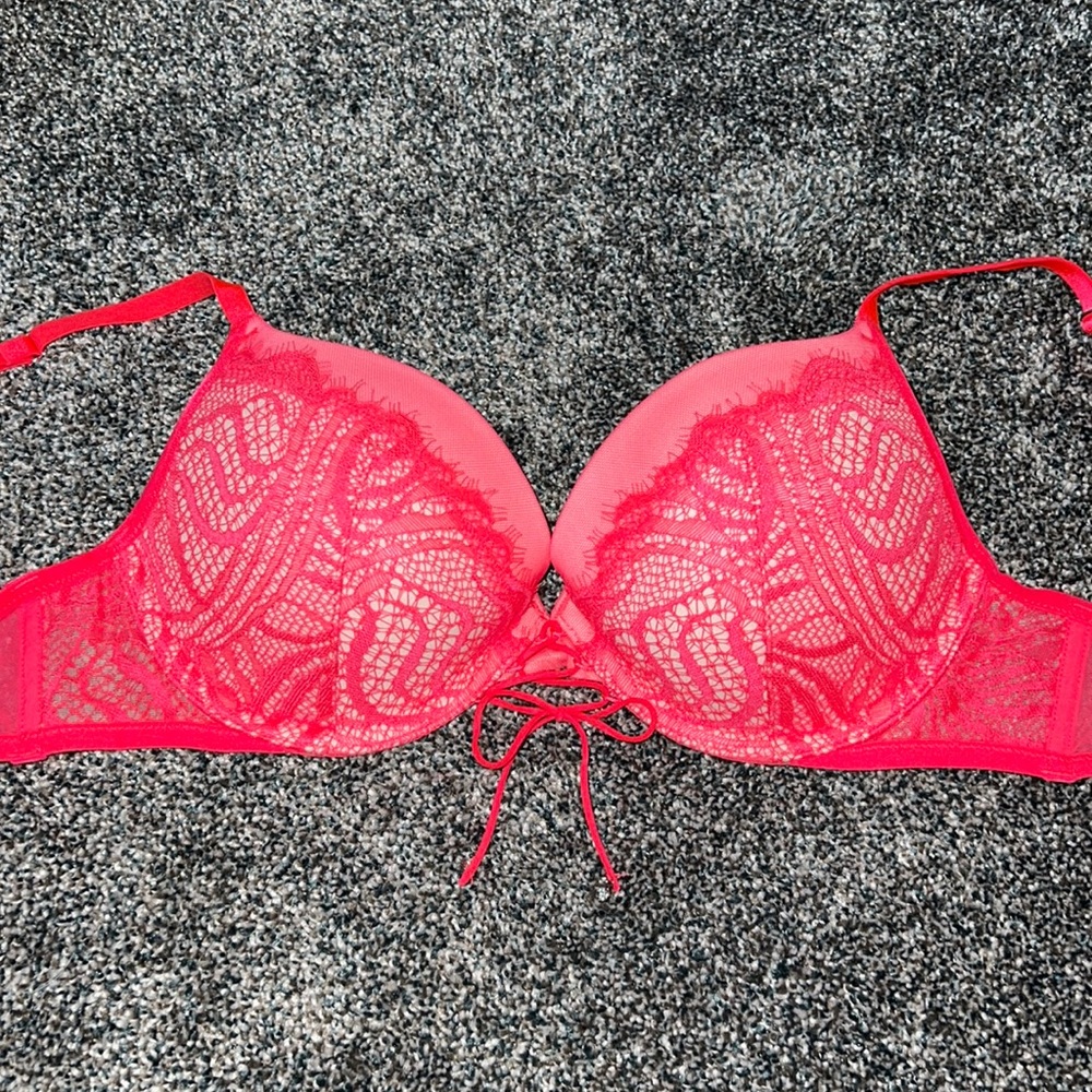 Victoria’s Secret Very Sexy push-up bra size 34C.
